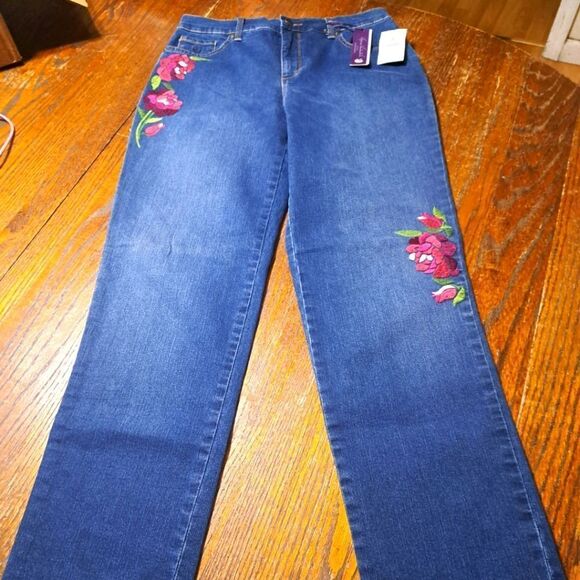 New Sz 6 Gloria Vanderbilt Amanda Embroidered Denim Blue Jeans Slimming  NWT - Picture 1 of 7